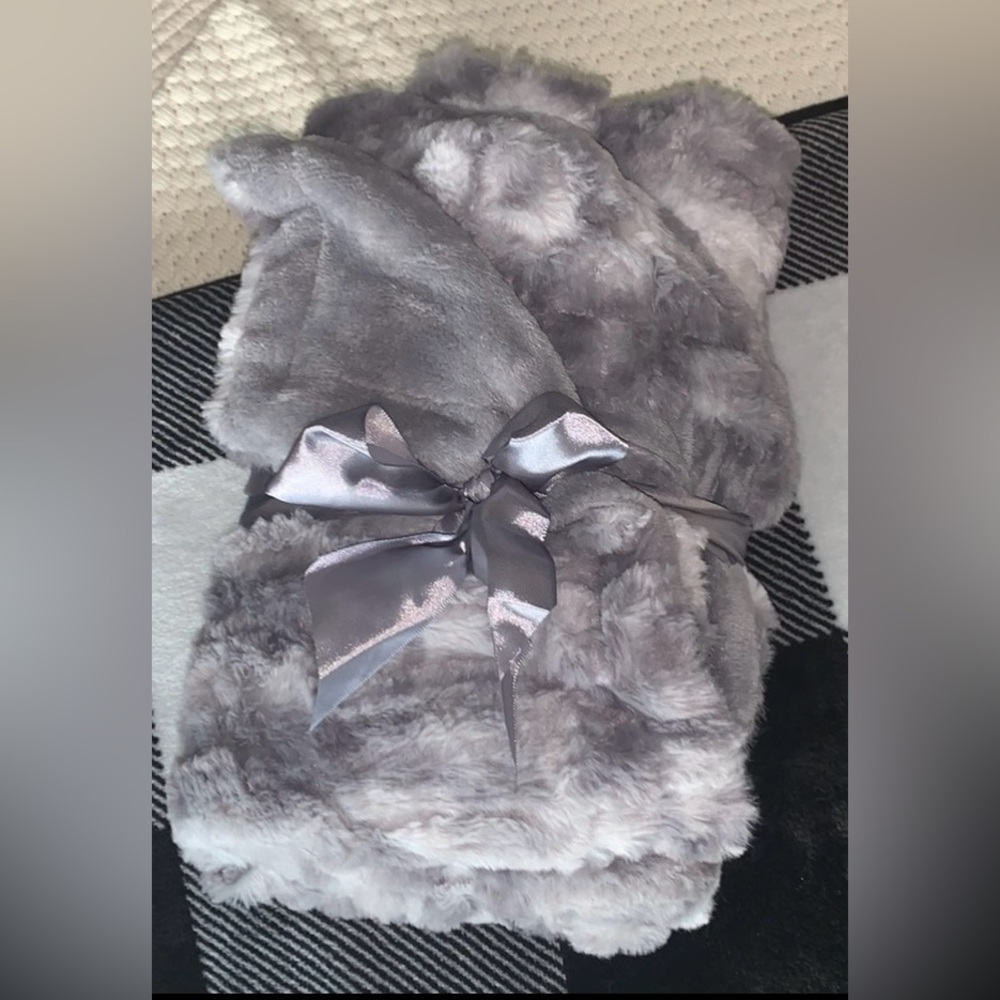 NWT Cozy Gray Plush/Sherpa Throw